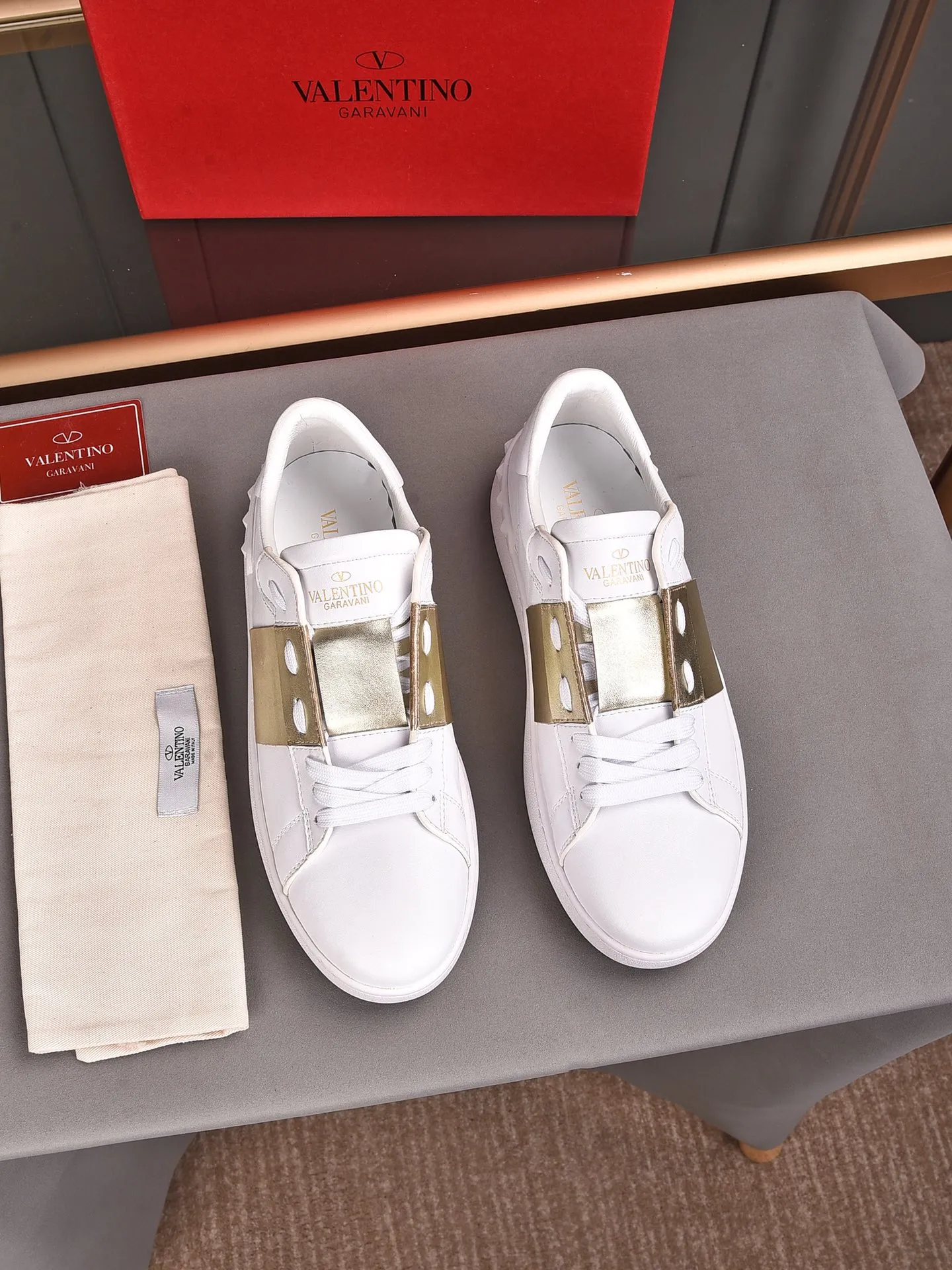 Men's shoes 440💰 (men and women couples) Valentino classic color matching series casual shoes. Made with heavy craftsmanship, good products pay attention to every detail. A must-have trendy item that can be worn all year round, it has been worn by many celebrities and Internet celebrities~~Imported cowhide surface, unique design concept, sheepskin lining, counter quality. Women’s clothing 35-40. Men’s clothing 39-44, 45-46 (returns and exchanges are not supported for custom-made items)